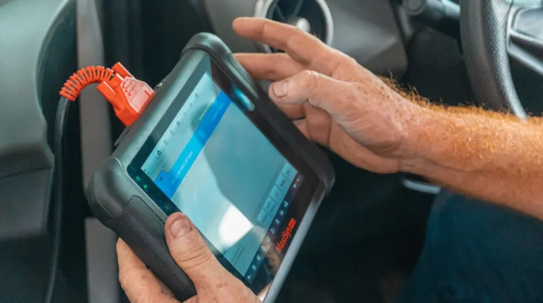 Valise de diagnostic branchée sur la prise OBD d'une voiture pour une reprogrammation moteur
