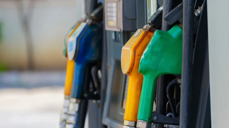 Pistolets de carburant colorés sur une pompe de station-service, dont le pistolet E85